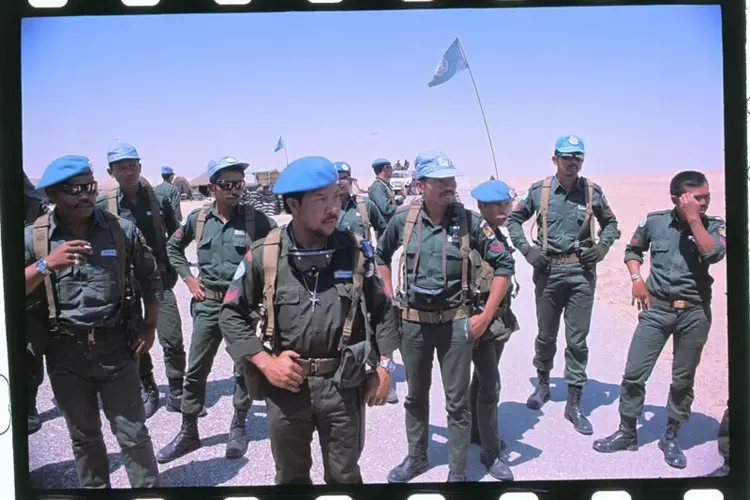 Sekelompok tentara Indonesia yang tergabung di misi penjaga perdamaian PBB berjaga di pos terdepan di zona penyangga Gurun Sinai, Mesir, 11 Agustus 1975.