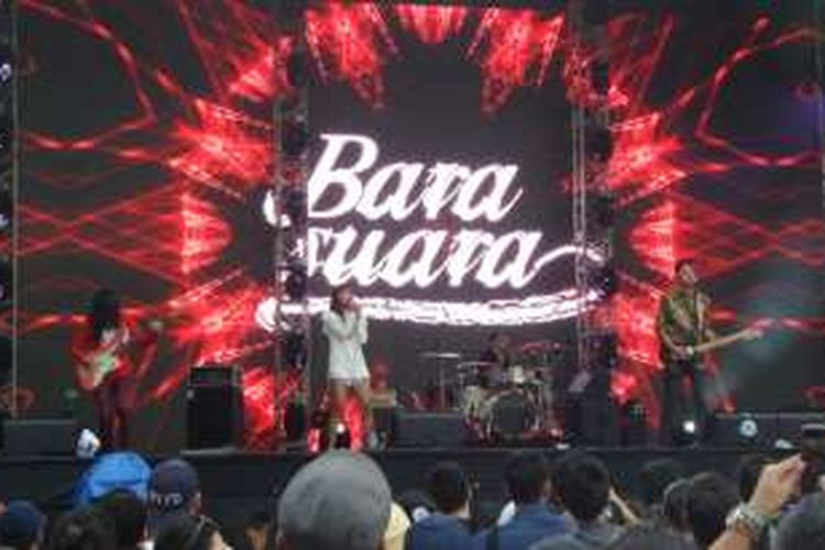 Barasuara tampil di panggung utama We The Fest 2016 di Parkir Timur Senayan, Jakarta Selatan, Minggu (14/8/2016) sore.
