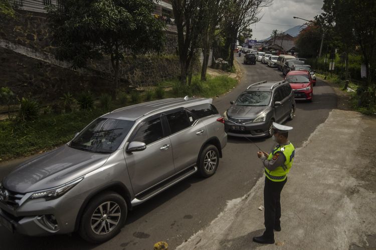 Antrean Mobil di Jalan Raya Lembang, Kabupaten Bandung Barat, Jawa Barat, Rabu (4/5/2022). Pada H+2 Lebaran, jalur menuju Lembang maupun Kota Bandung terpantau padat oleh pengendara yang hendak berwisata. ANTARA FOTO/Novrian Arbi/tom.