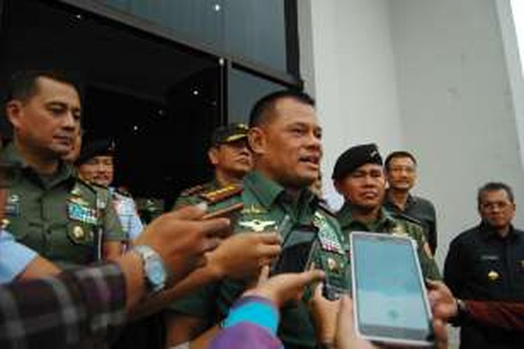 Panglima TNI Jenderal Gatot Nurmantyo usai menjadi dosen tamu dalam kuliah umum di Universitas Pertahanan (Unhan) di Sentul, Bogor, Jawa Barat, Jumat (26/8/2016).