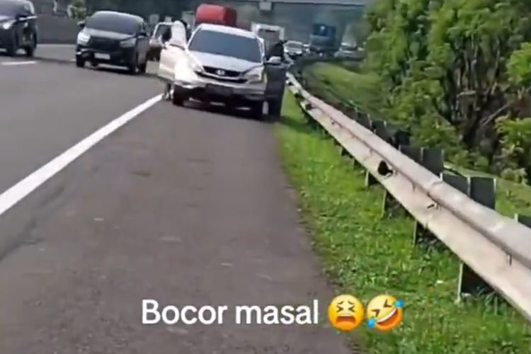 Mobil bocor massal di Cipularang