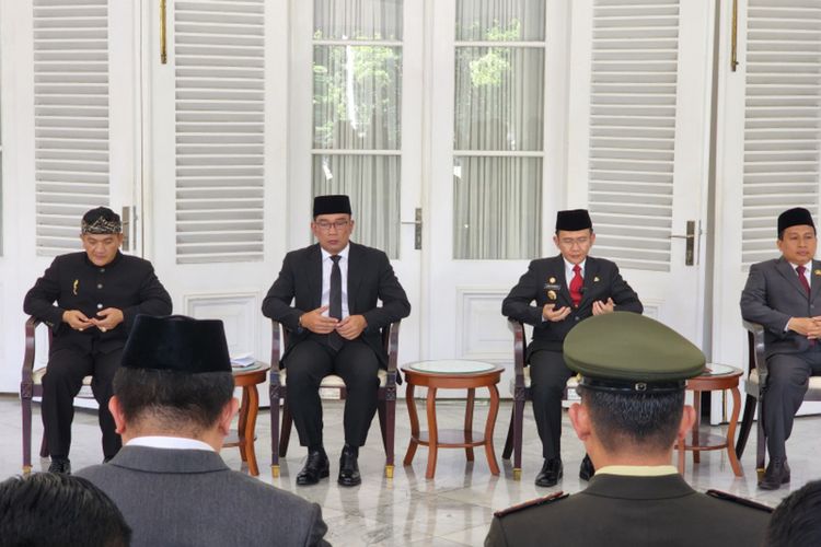 Gubernur Jawa Barat Ridwan Kamil bersama Pj Bupati Bekasi Dani Ramdhan (kedua dari kiri) saat berdoa seusai menyerahkan SK perpanjangan jabatan Pj Bupati Bekasi di Gedung Pakuan, Kota Bandung, Jawa Barat, Kamis (25/5/2023).