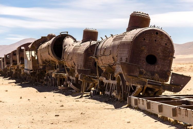 Pesona Great Train Graveyard, tempat terbengkalai di Uyuni, Bolivia. [Via Cntraveler.com]