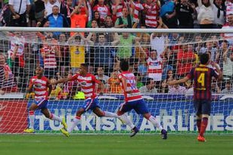 Gelandang Granada, Yacine Brahimi (kiri), merayakan golnya ke gawang Barcelona, pada pertandingan Primera Division, di Los Carmenes, Sabtu (12/4/2014).