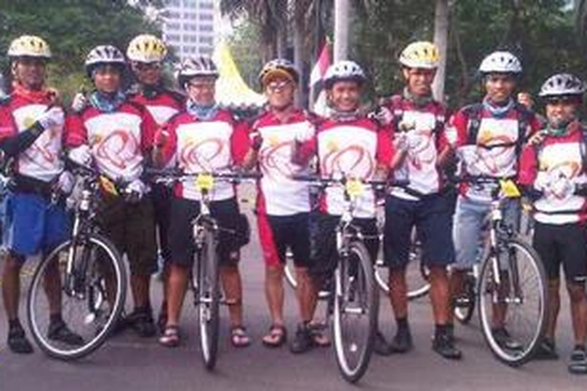 Sebanyak sembilan penderita tuna rungu melakukan jelajah sepeda dari Jakarta ke Bali. Mereka melakukan start di Dukuh Atas, Jakarta Pusat, Minggu (11/12/2011).