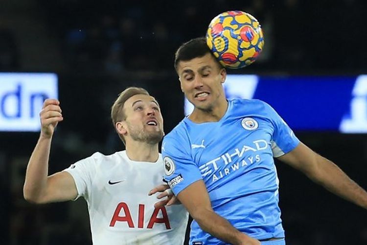 Penyerang Tottenham Hotspur Harry Kane berduel dengan pemain Manchester City dalam lanjutan Liga Inggris musim 2021-2022 di Stadion Etihad pada Minggu (20//2/2022) dini hari WIB.