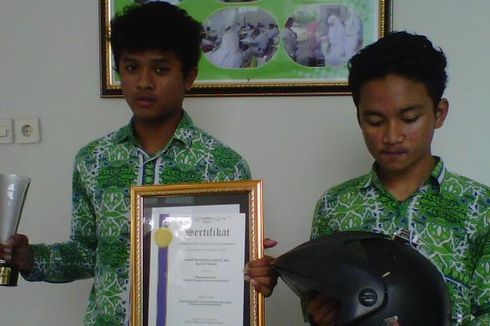 Dua Siswa SMP Ciptakan Helm Berlampu Sein