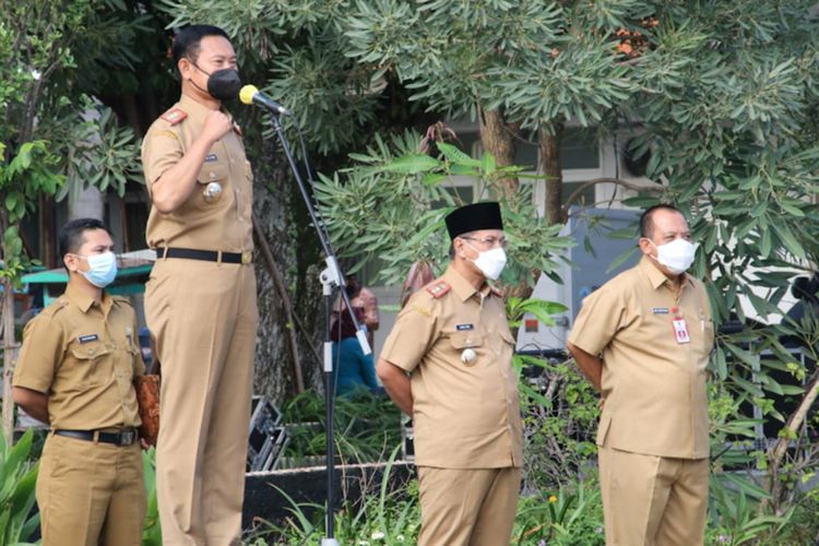 Bupati Lamongan Yuhronur Efendi (dua dari kiri) saat memimpin apel perdana di halaman gedung Pemkab Lamongan, Senin (1/3/2021).