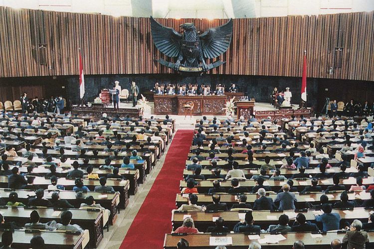 Soeharto membacakan pidatonya dalam Sidang MPR 1993.