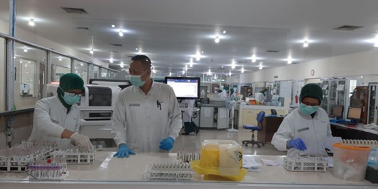 Pelayanan laboratorium di RSUP Kariadi Semarang, Rabu (17/2/2021).