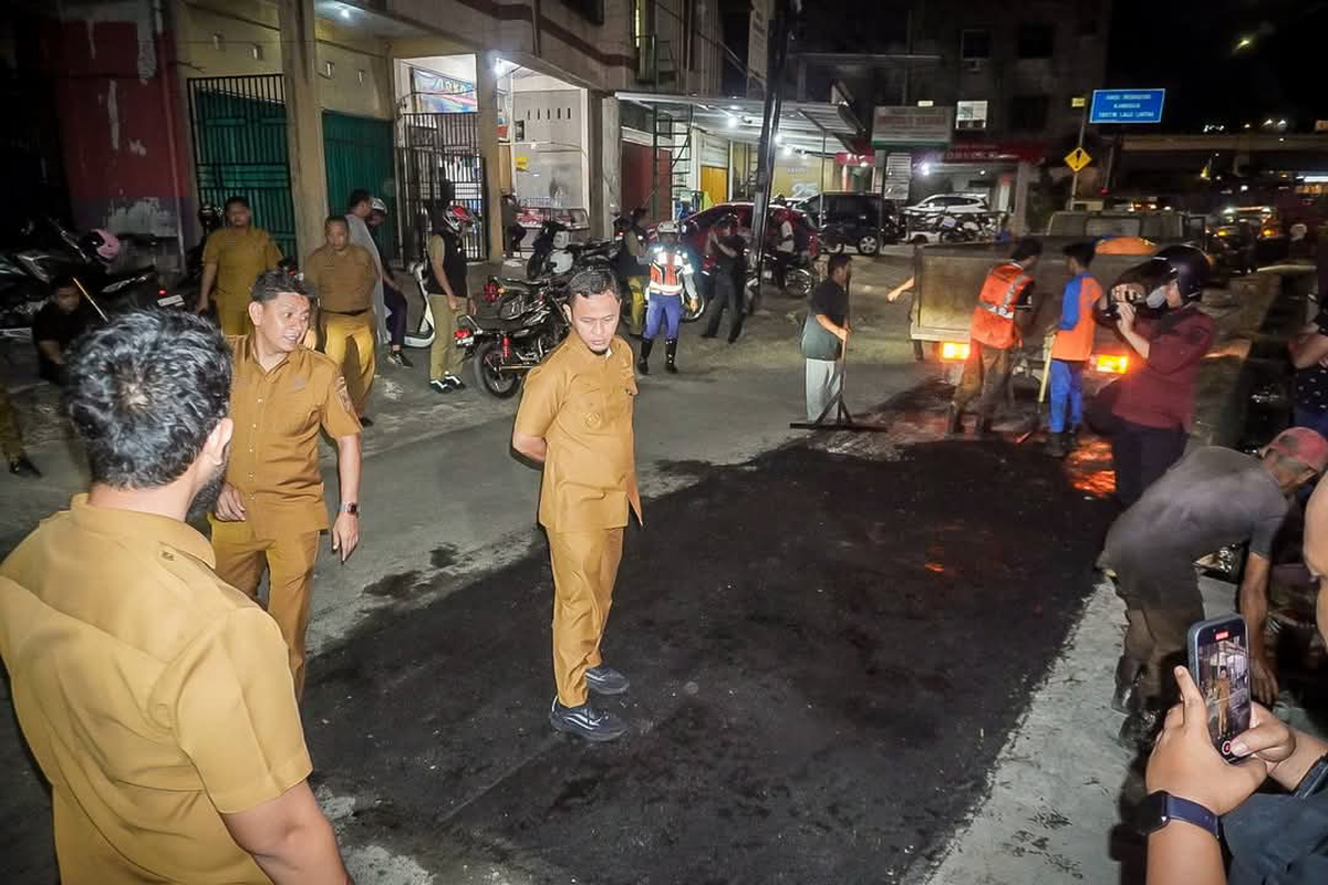 Wali Kota Pekanbaru, Agung Nugroho memantau langsung perbaikan jalan rusak di kota yang dipimpinnya. 