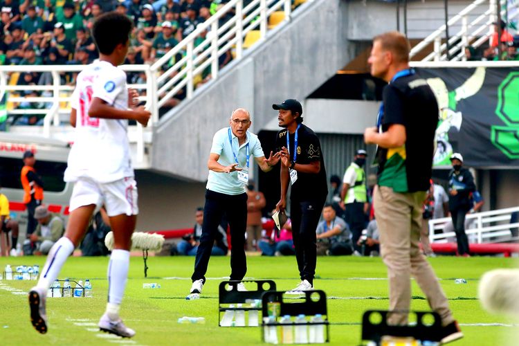 Pelatih Arema FC Fernando Valente berdiskusi dengan asisten pelatih FX Yanuar saat pertandingan pekan ke-13 Liga 1 2023-2024 melawan Persebaya Surabaya yang berakhir dengan skor 3-1 di Stadion Gelora Bung Tomo Surabaya, Sabtu (23/9/2023) sore.