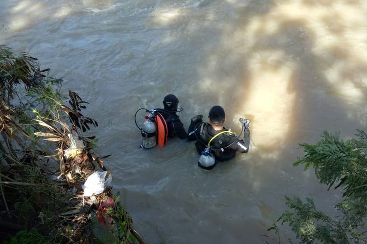 Tim SAR bersama anggota TNI berusaha mencari keberadaan Peltu I Ketut Susila Adnyana yang hilang terseret arus Tukad Yeh Ho 