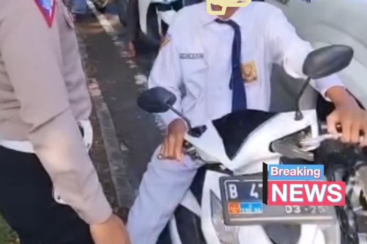 Tangkapan layar cuplikan video pelajar SMP maki-maki polantas saat ditilang di pinggir jalan di Sidoarjo pada Senin (21/11/2022).