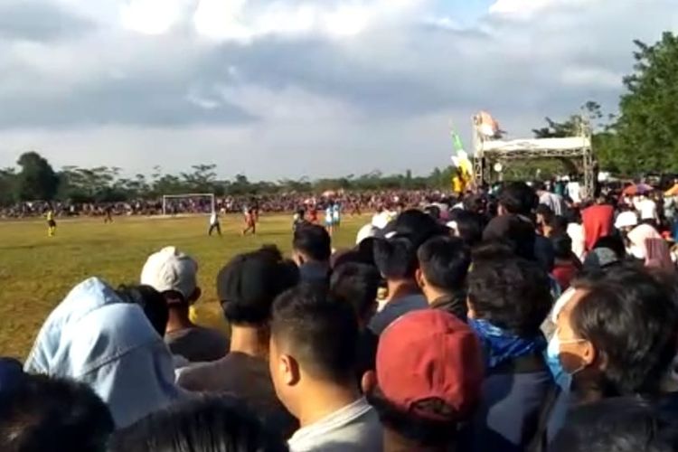 Kerumunan penonton sepak bola antar kampung di Walantaka, Kota Serang