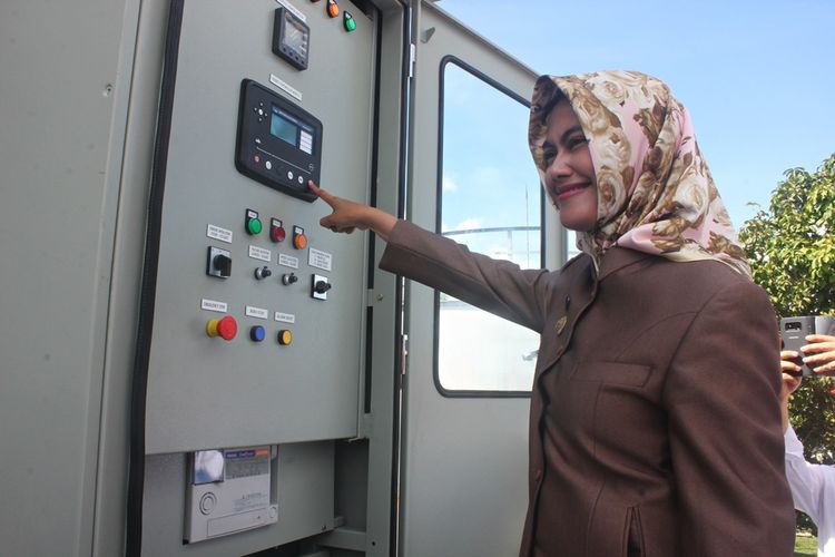 Bupati Nunukan Asmin Laura Hafid ketika meresmikan mesin PLTD  PLN.  Kabupaten Nunukan kembali mengalami krisis listrik meski mendapat tambahan pasokan 6 mesin PLTD. 