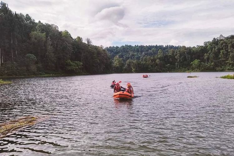 Tim SAR gabungan mencari wisatawan yang hilang tenggelam di danau Situgunung, Kecamatan Kadudampit, Sukabumi, Jawa Barat, Minggu (1/1/2023).