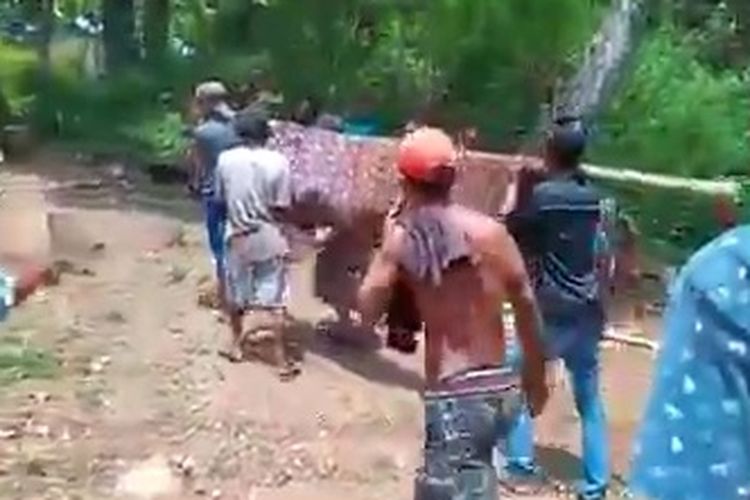 Viral di media sosial sebuah video yang memperlihatkan warga desa di Kabupaten Sikka, NTT, menggotong orang sakit menggunakan kayu dan kain menuju puskesmas. 