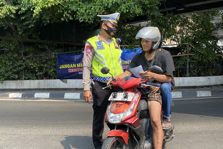 Polisi membagikan pamflet Operasi Zebra Jaya 2023