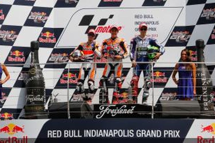 Tiga pebalap Spanyol, (kiri-kanan) Dani Pedrosa, Marc Marquez, Jorge Lorenzo, berdiri di atas podium GP Indianapolis, Minggu (18/8/2013).