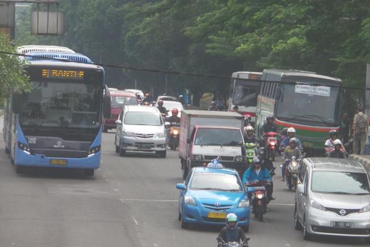 Salah satu bus Mayasari Bakti P55 (hijau) yang tengah menunggu penumpang tak jauh dari Halte Transjakarta Cawang. Mayasari Bakti P55 merupakan salah satu trayek bus besar yang bersinggungan dengan koridor transjakarta. Karena rute yang dilintasinya sebagian besar berhimpitan dengan layanan transjakarta koridor 9.