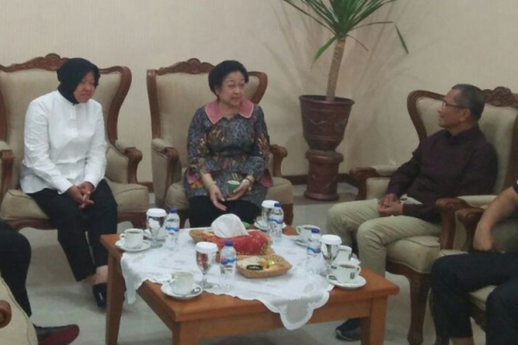 Megawati Soekarnoputri dan Dahlan di ruang VIP Bandara Internasional Juanda Surabaya