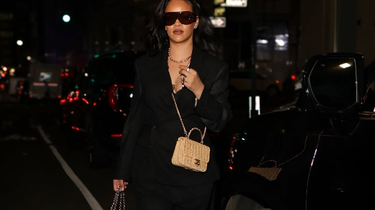 Rihanna Bawa Dua Tas Mewah Sekaligus saat Mother’s Day, Harganya Jadi Sorotan