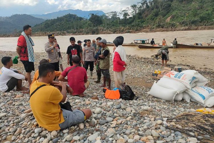 Bantuan untuk korban banjir di Desa Simpang Jernih, Kecamatan Simpang Jernih, Kabupaten Aceh Timur, Kamis (4/12/2025) sore. Bantuan ke pedalaman ini didistribusi lewat jalur sungai.