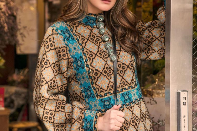 Model dan aktris Luna Maya mengenakan busana dari koleksi Spring/Summer 2020 Gucci.