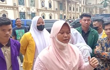Fadiyah (tengah) dan Pemkot Jambi melakukan mediasi di Polda Jambi, Selasa (6/6/2023).