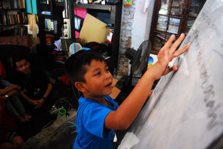 Seorang anak sedang belajar di sanggar Ruang Kreatifitas Anak Tanah Ombak, Kampung Purus 3, Padang, Sumatera Barat, Minggu (16/7/2017). Mayoritas anak-anak di kampung itu tidak dapat menikmati akses pendidikan yang lengkap dikarenakan keterbatasan ekonomi orangtuanya.