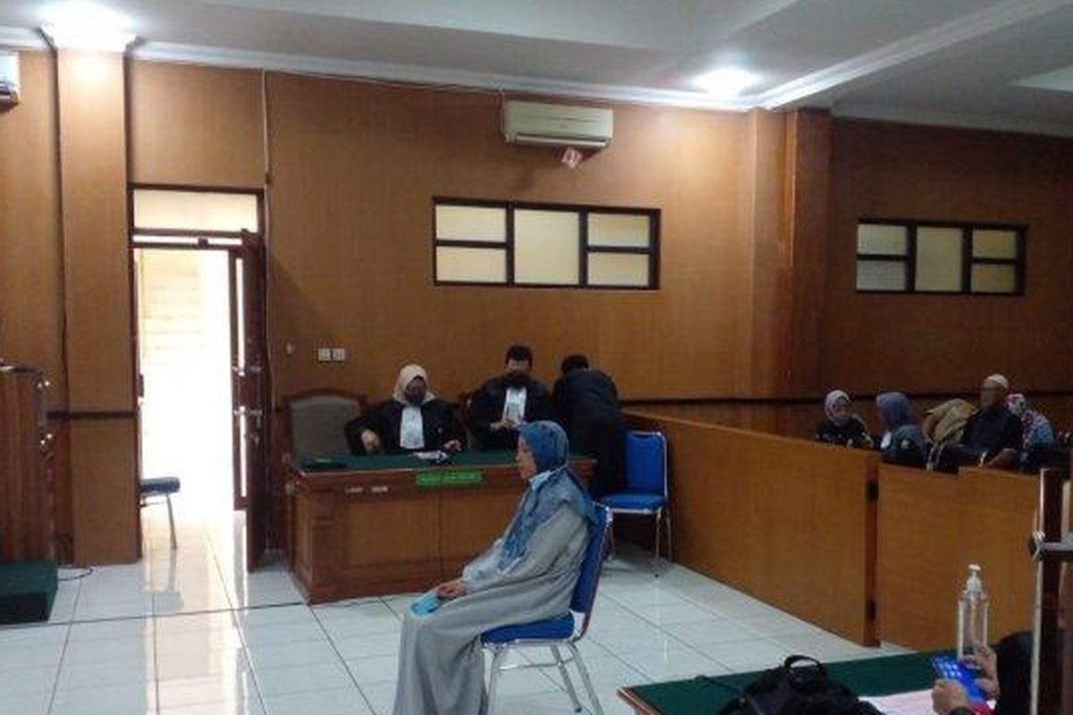 Suasana sidang vonis kasus susur sungai di PN Ciamis, Rabu (15/2) siang. Majelis Hakim PN Ciamis memvonis Rofiah (43) terdakwa kasus susur sungai yang menewaskan 11 siswa MTs Harapan Baru Cijantung tersebut dengan hukuman 2 tahun 6 bulan penjara. 

