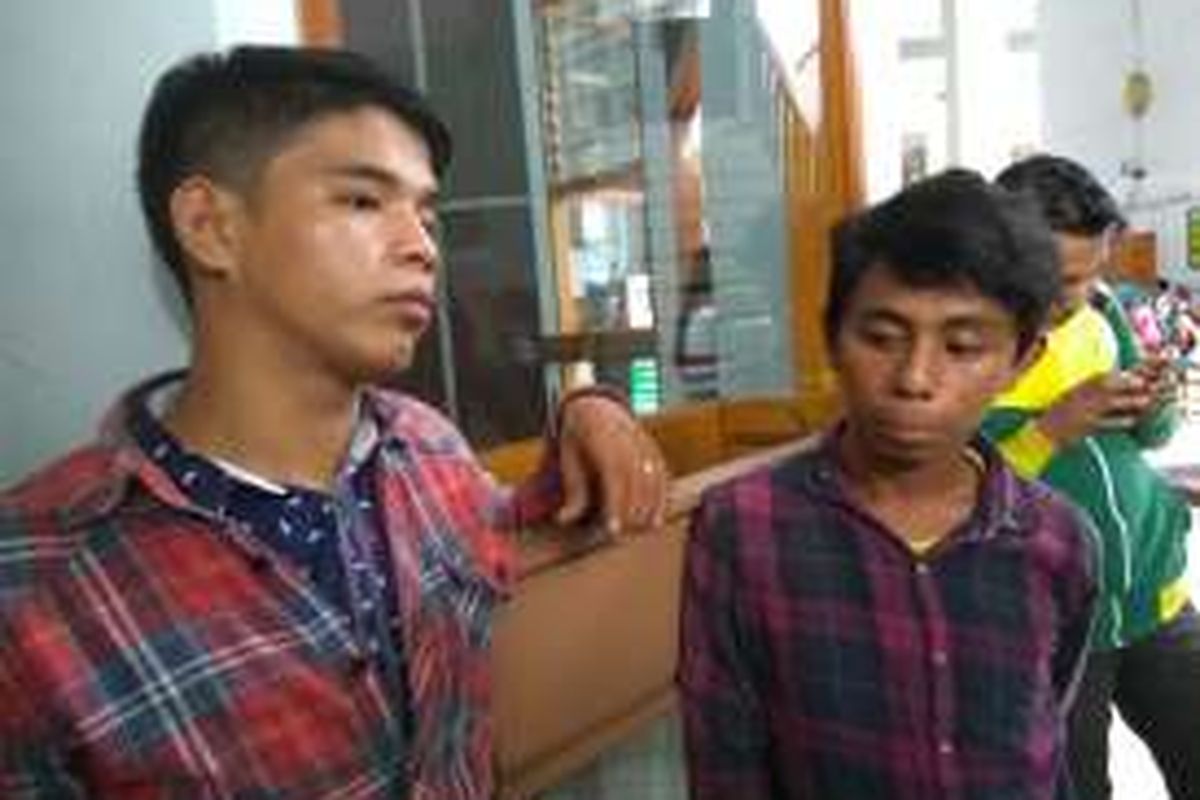 Korban salah tangkap, dua pengamen Cipulir Nurdin Priyanto (26) dan Andro Supriyanto (21) usai sidang putusan di Pengadilan Negeri Jakarta Selatan, Selasa (9/8/2016).
