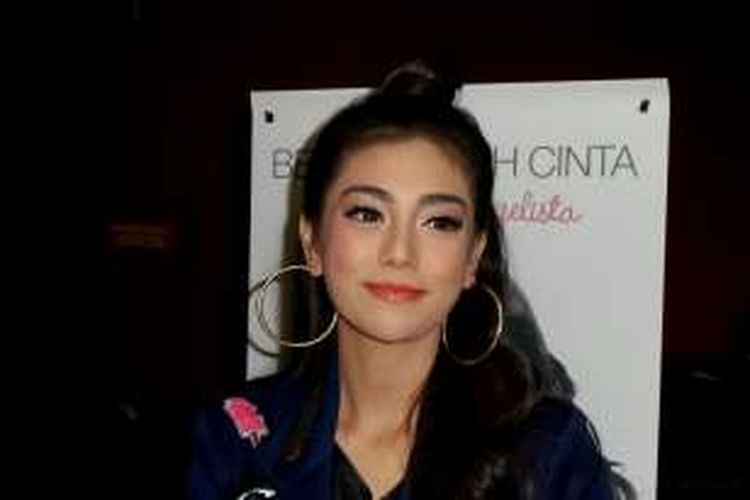 Artis sinetron Celine Evangelista meluncurkan single Bertahanlah Cinta di kawasan Kemang, Jakarta Selatan, Rabu (7/9/2016).