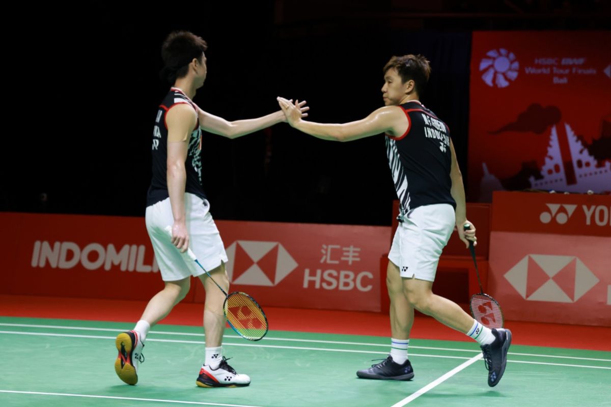 Aksi pasangan ganda putra Indonesia, Marcus Fernaldi Gideon/Kevin Sanjaya Sukamuljo, di ajang semifinal BWF World Tour Finals 2021 yang berlangsung di Mangupura Hall, The Westin Resort, Nusa Dua, Bali, Sabtu (4/12/2021).