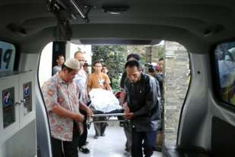 Jenazah almarhumah AG (19) sedang dievakuasi ke mobil jenazah di RSUD Syamsudin, Sukabumi, Jawa Barat, Minggu (12/6/2016). 