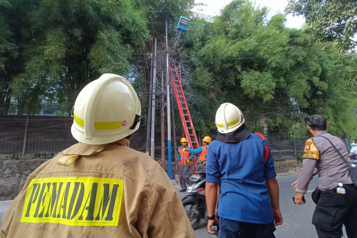 Sebuah kabel optik terbakar di Jalan Cipinang Jaya I, Cipinang Besar Selatan, Jatinegara, Jakarta Timur, Rabu (7/6/2023) sore.