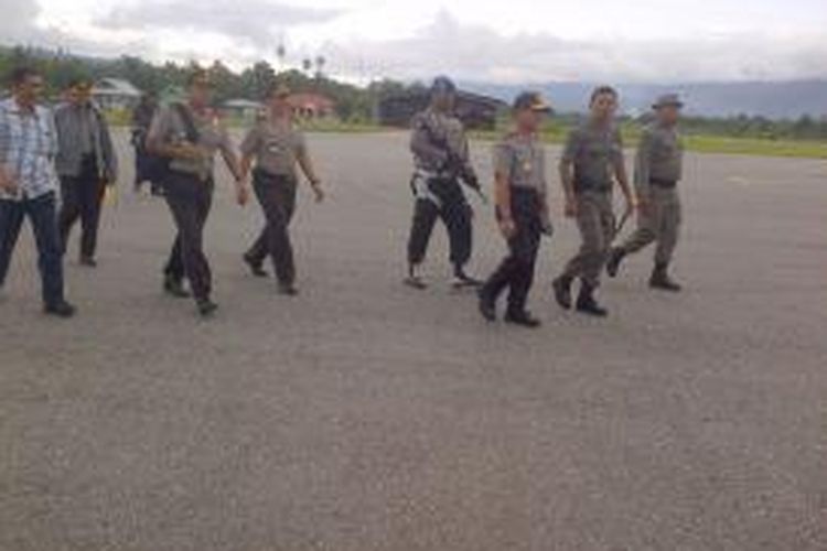 Enam Jenderal Bintang dari Mabes Polri terjun langsung ke Poso, Sulawesi Tengah, meninjau langsung upaya pengejaran anggota teroris kelompok Santoso yang dilakukan dalam sandi operasi 'Camar Maleo'.  