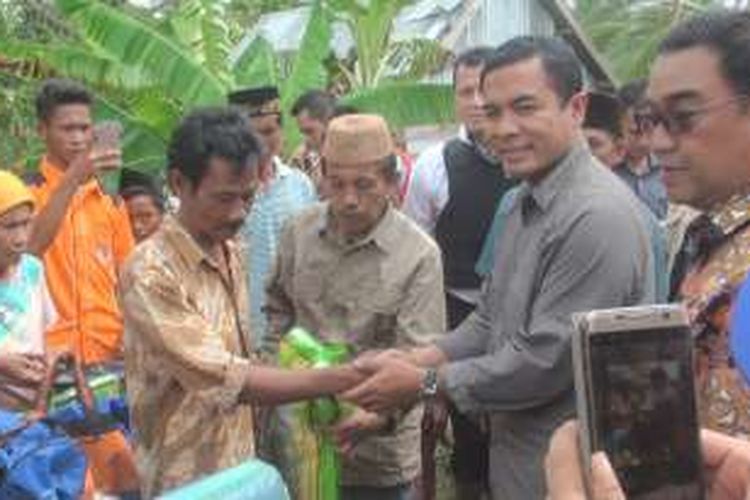 Kapolres Ogan Ilir AKBP Muhammad Arief Rivai bersama Ketu DPRD Ogan Ilir Ahmad Yani memberikan bantuan kepada korban angin puting beliung di Desa Segayam Ogan Ilir