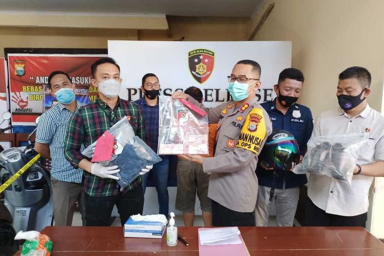 Aparat kepolisian Polres Takalar, Sulawesi Selatan sedang menggelar rilis penangkapan maling pecah kaca yang kerap mengincar nasabah bank. Selasa, (27/4/2021.