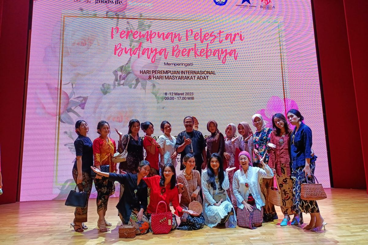 Anggota Perempuan Berkebaya Indonesia berfoto dalam acara memperingati Hari Perempuan Internasional pada Rabu (8/3/2023) lalu.