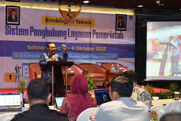 Kepala Dinas Komunikasi dan Informatika Provinsi Sumatera Utara (Sumut) Ilyas Sitorus bersama Kepala Bappelitbangda Sumut Hasmirizal Lubis memberikan kata sambutan pada pembukaan Sosialisasi dan Bimbingan Teknis Sistem Penghubung Layanan Pemerintah yang dilaksanakan Kementerian Komunikasi dam Informatika RI di Hotel Grand Mercure Medan, Jalan Sutomo No1, Medan, Selasa (3/10/2023).
