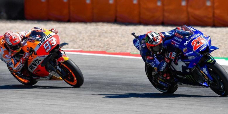 Pebalap Movistar Yamaha, Maverick Vinales (#25), berada di depan Marc Marquez (Repsol Honda) pada balapan MotoGP Belanda di Sirkuit Assen, Minggu (1/7/2018).
