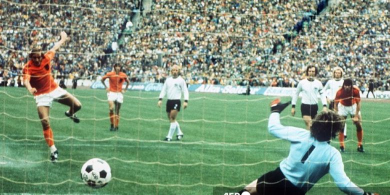 Gelandang Belanda Johan Neeskens mencetak gol penalti pada laga final Piala Dunia 1974 melawan Jerman Barat di Olympiastadion, Muenchen, Jerman, 7 Juli 1974. Meski unggul lebih dulu, Belanda kalah 1-2 dari Jerman Barat di akhir laga dan gagal merengkuh trofi.