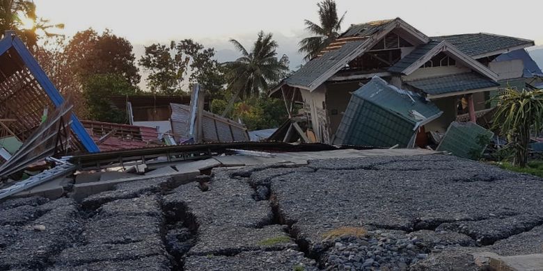 Pemerintah akan memberikan bantuan pembangunan rumah atau bangunan kepada korban gempa