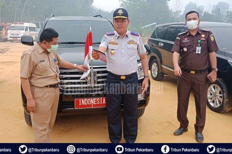 Mobil rental yang dipakai Jokowi mengunjungi lokasi kebakaran hutan dan lahan di Kabupaten Pelalawan, Riau, Selasa (17/9/2019).