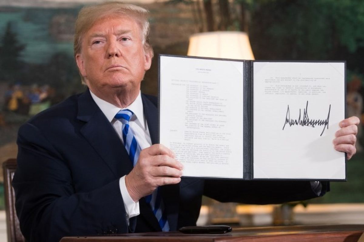 Presiden AS Donald Trump menandatangani dokumen yang berisi pengembaliansanksi terhadap Iran, setelah mengumumkan penarikan AS dari kesepakatan Nuklir Iran, di Gedung Putih, Washington, DC, pada Selasa (8/5/2018). (AFP/Saul Loeb)