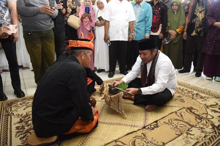 Gubernur Sumatera Selatan (Sumsel) H Herman Deru mendapatkan gelar atau adog mangku alam dari Lembaga Adat Kecamatan Lengkiti dalam acara halalbihalal dan rapat pemangku adat dengan masyarakat Desa Tanjung Lengkayap, Kecamatan Lengkiti, Kabupaten OKU, Jumat (19/5/2023).