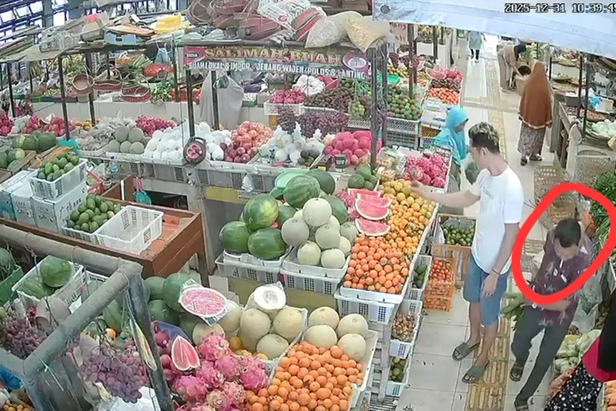 Rekaman CCTV memperlihatkan seorang pria memakai batik yang membeli pisang kepada pedagang di Pasar Banyumas, Jawa Tengah, Rabu (31/12/2025).