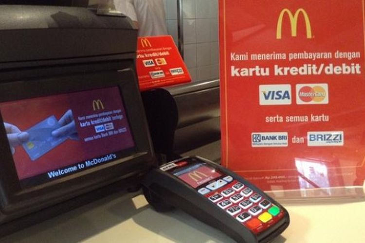 Belanja di McDonalds sekarang bisa dengan kartu kredit dan kartu debit Visa.